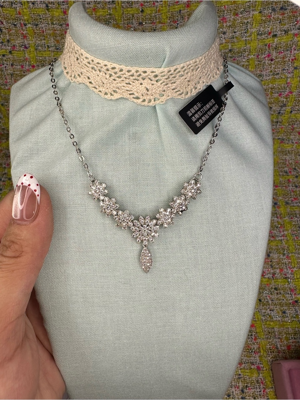 A great Moissanite diamond Silver Floral Crystal Pendant Necklace